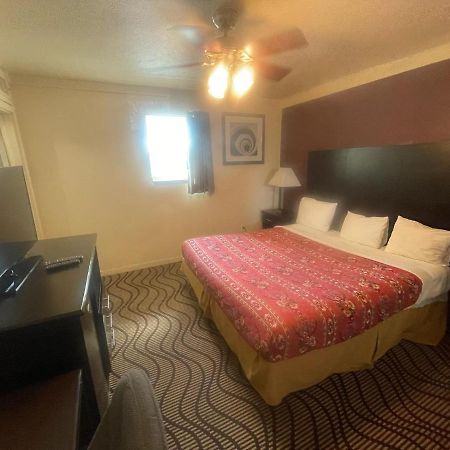 Relax Inn Манор Экстерьер фото