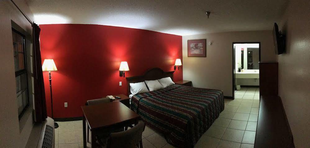 Relax Inn Манор Экстерьер фото